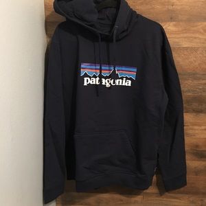 Men’s Patagonia navy blue hoodie size XL (NWT)